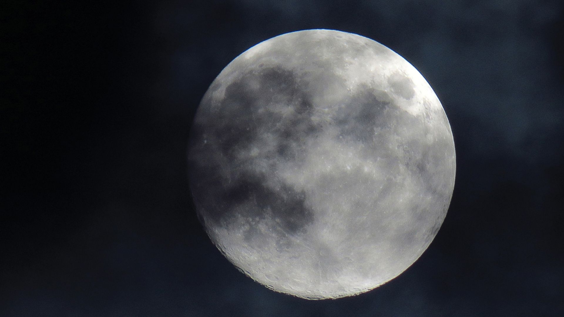 The (new) race to the Moon Initially symbolic, lunar conquest has acquired a strategic, territorial dimension